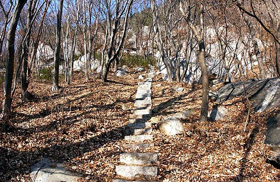 가지런한 돌계단을 오르다 보면 구름처럼 걸려 있는 소운당(小雲堂)을 만나게 된다. 